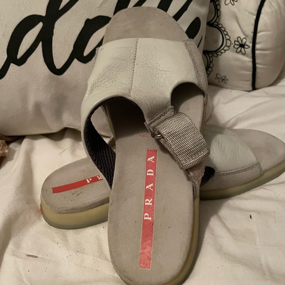 Prada - Picture 2 of 3